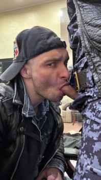 Kinkysirius wurde von einem Polizisten in Zd festgenommen,