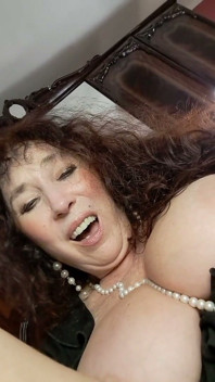 집시스메랄다는 당신의 진동을 즐기며 결국 분사를 합니다