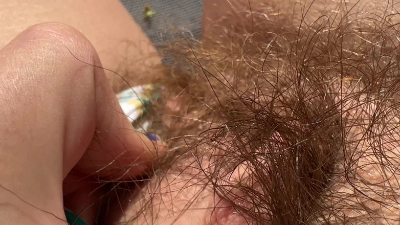 Cuteblonde666: Amateur behaartes amateur-mädchen mastubiert in nahaufnahme mit riesigem kitzler