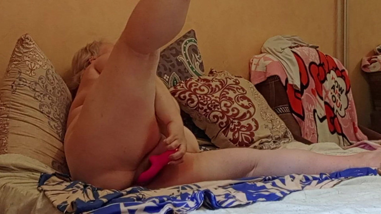 Zona901: Přítelkyně s kulatým zadkem a velkou kundou masturbuje s hračkami