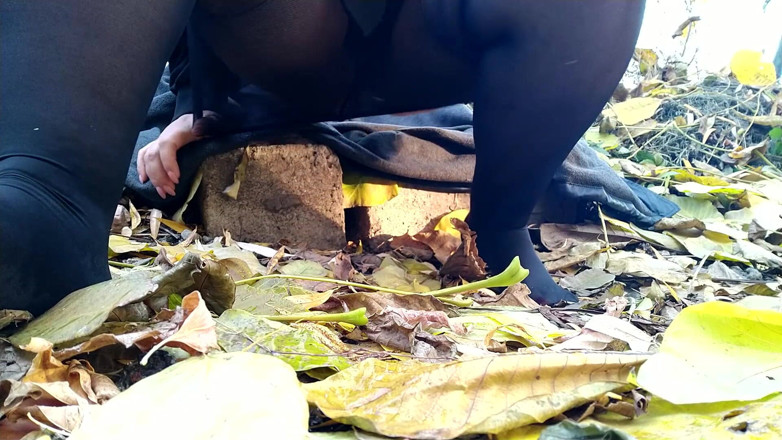 Elena: Peeing outdoors in pantyhose with bare feet