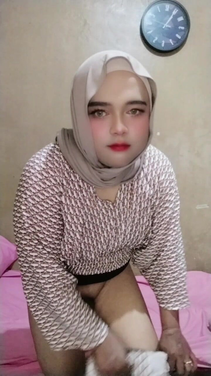 Ivvy Crossdresser: Ivvy Crossdresser Hijab Feels Horny After a Month. Then She...