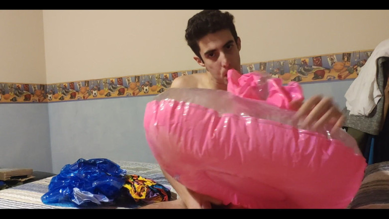 Floatie Boy: Mastürbasyon yaparken birçok şişme botu patlatıyor!