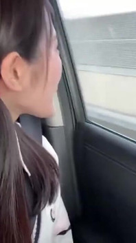 Uma beleza selvagem que adora beijos profundos captura sua paixão onde quer que ela vá. -um