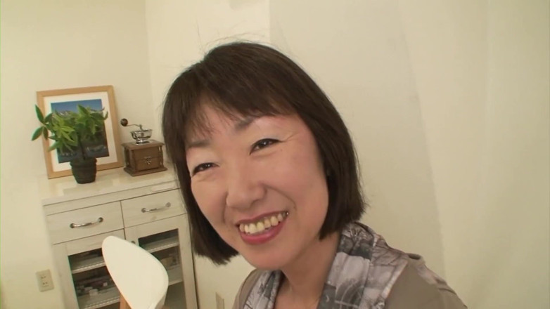 Asian Mature Climax: Onu mutfak masasında sert sikiyor