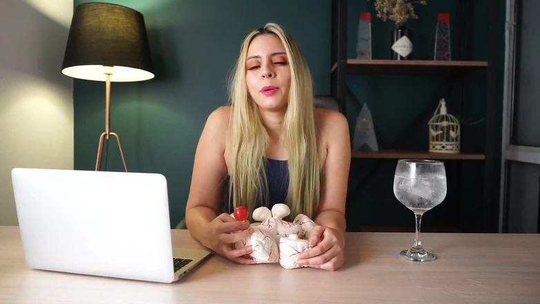 Cipriani: Model blonde Colombia, dengan tubuh seksinya, menunjukkan caranya yang cantik...