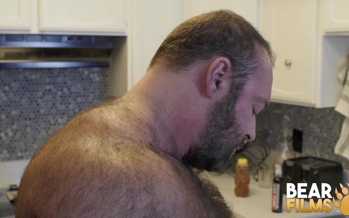 Bear Films: Bearfilms 在口交后挂熊 brad kalvo 和犹太洁食猪