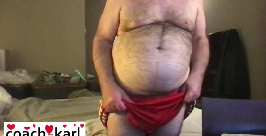 Coach Karl dude lodge: Тренер Карл показывает свои ноги в его оранжевых спортзалах шортах. Наблюдаю, как выскользнуть пенис в конце!