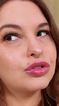 Delikatna dziewczyna Giantess całuje - Sydney krzyczy namiętnie całuje małego chłopaka z błyszczącymi ustami i długim językiem
