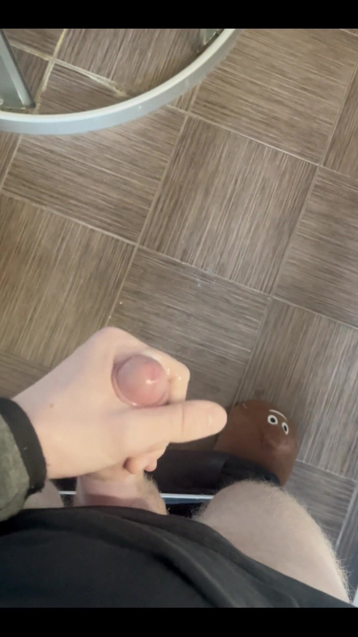 Johnny69227: Szybki wytrysk od napalonego chłopca