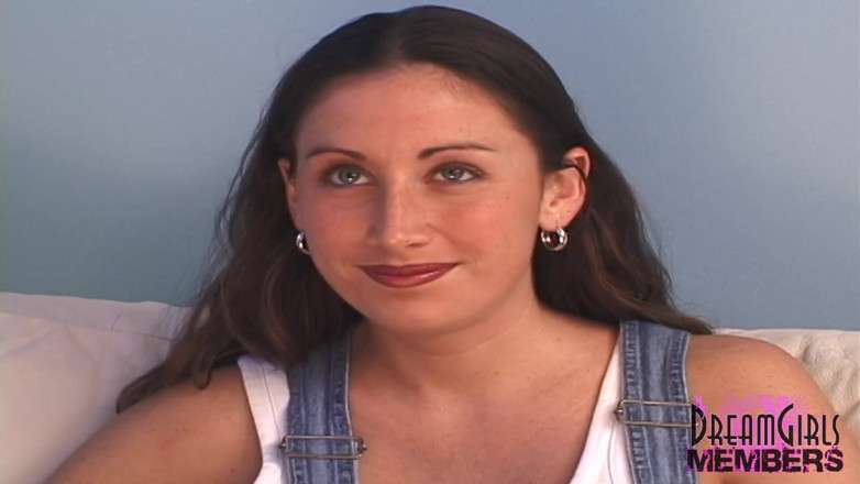 Dream Girls: La ragazza ala si spoglia di sopra per mostrare le...