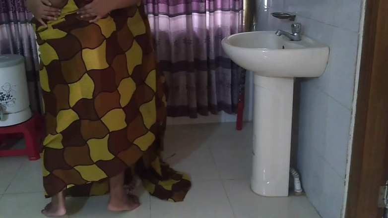 Aria Mia: Jab Tamil Sexy Mosi Bistar Ke Neche Phans Jate Hai...