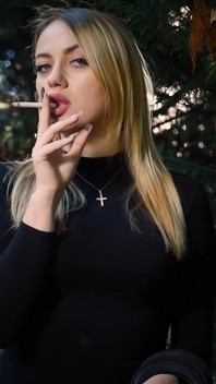 Awek blonde panas merokok satu rokok hitam di alam semula jadi
