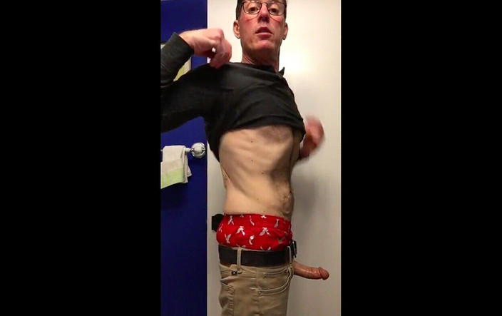 TJenner: Голландский мужик дрочит после работы. Кончаю в Бадкаммеру!