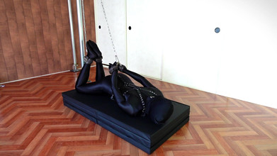 ushirosugatanomiki: Ella disfruta de las posiciones bdsm