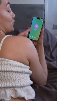 Wauw kijk hoe mijn hete stiefmoeder niet kan stoppen met kreunen en spuiten terwijl ze aan het bellen is met haar man!