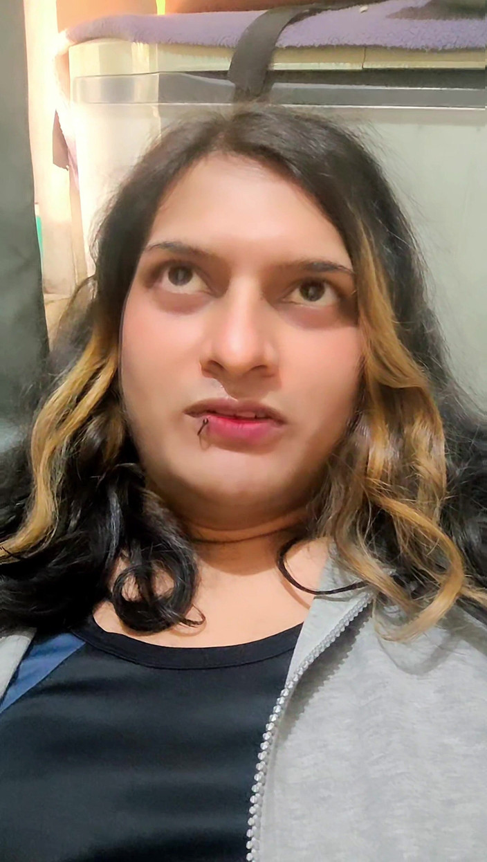 Zoyasazadai: Zoya Shezadi Va in Doccia Indossa Un Asciugamano Blu E...