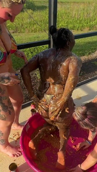 Messy Bean Play: Quatro Gostosas Esguicham Feijão Por Todas as Suas Curvas E Se Atrevem a Lamber Elas Limpas