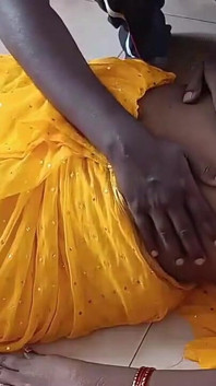 Ibu-ibu seksi lagi asik ngentot pakai kain sperma- bagian 1
