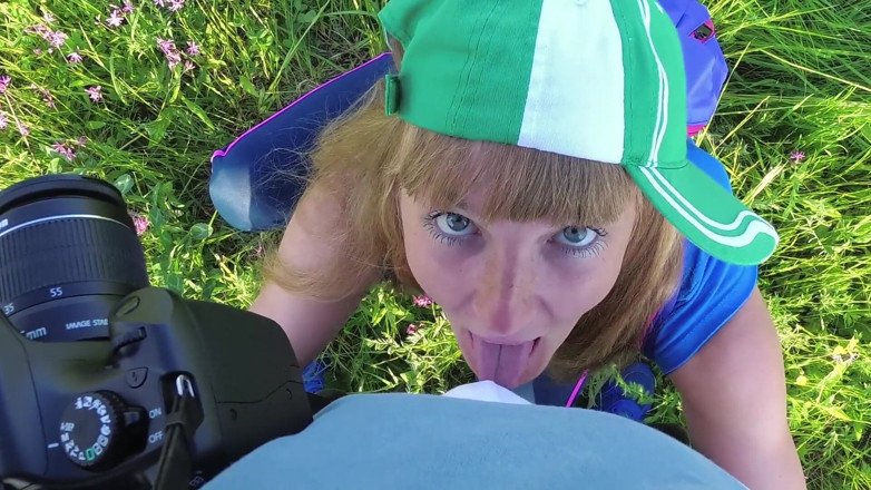 Sasha Bikeyeva: Outdoor. POV. Jonge schattige tiener verlegen, maar zuigt pik bij...