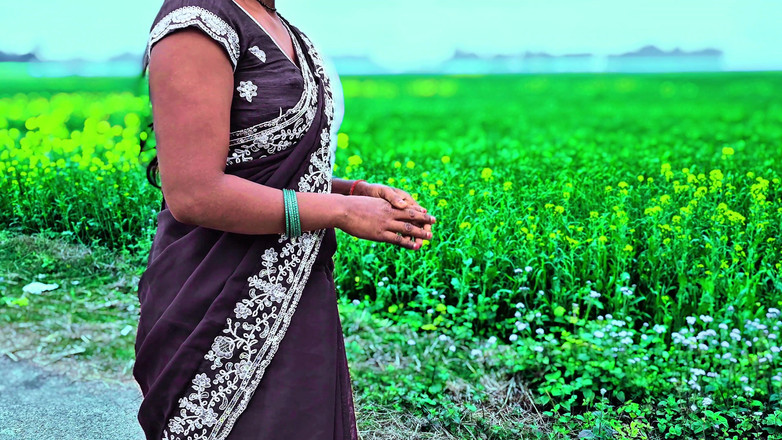 ExcitedWomen: 穿着绿色纱丽服的印度女郎在卧室里的性感性爱