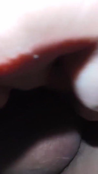 Éjaculation dans sa chatte et sur elle avec un coup de main