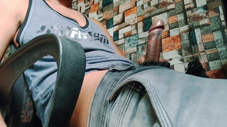 Hornyboy2058: Une énorme bite pourrit sous des sous-vêtements militaires moulants