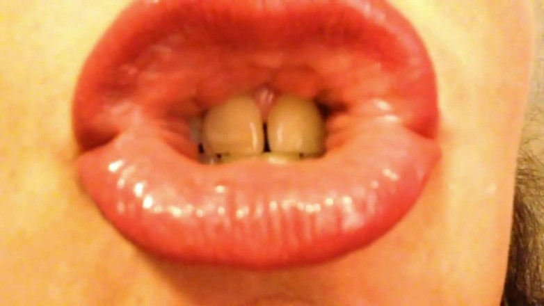 Lily Lipstixxx: Mouth inspection - Be careful, I bite!