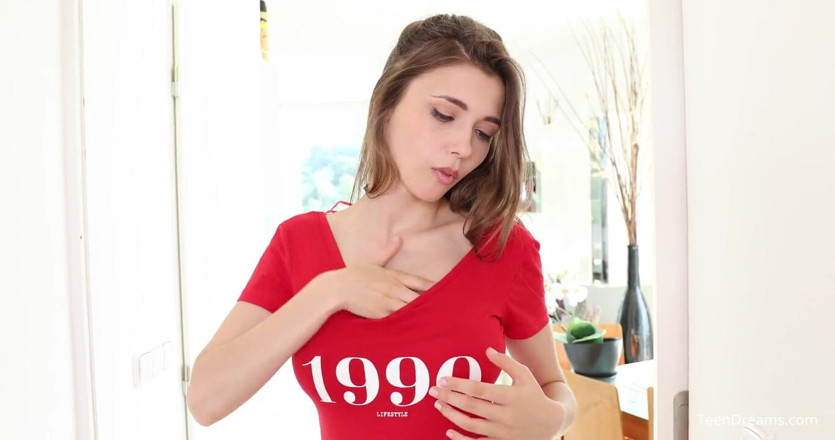 Teen Dreams: Mila Azul - 섹시한 빨간 바디수트