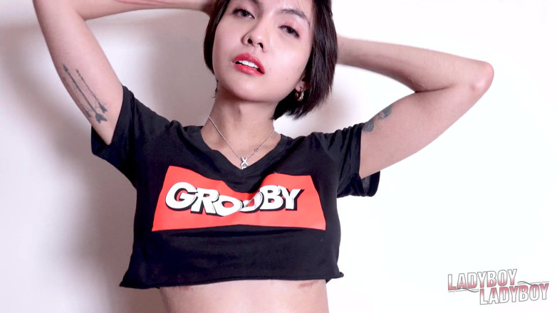 Asian Tgirl: 발정난 레이디보이 소피 정액