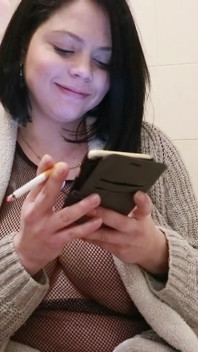 Ciężarna MILF pali papierosa