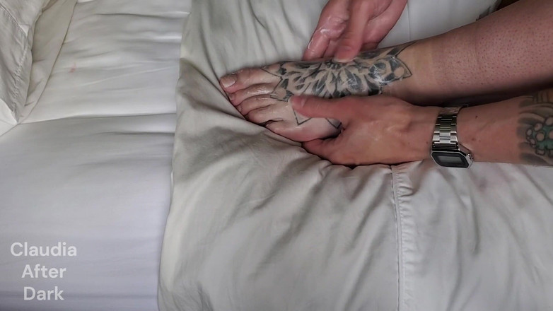 Claudia Kink: 缓慢的性感足部乳液 asmr