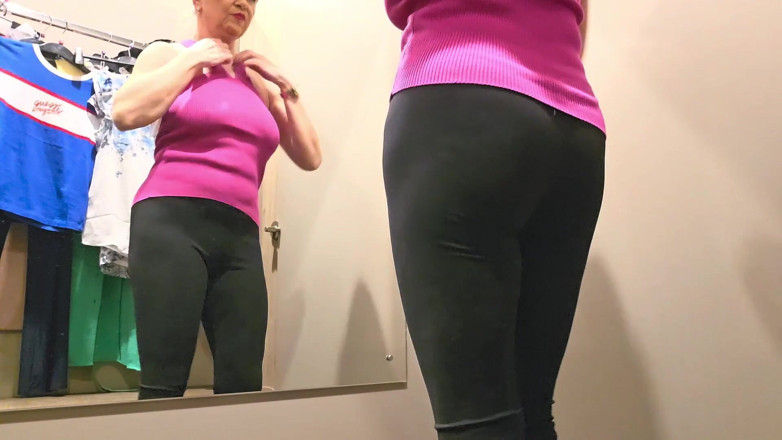 Misses_Jenny: Dezente masturbation in der umkleidekabine
