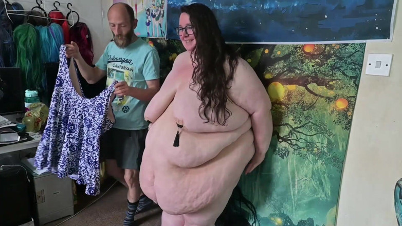 SSBBW Hunter: Esclava su culona ponerse en un traje de baño parte 1
