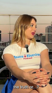 Keila Bassi makan batang gergasi ini antara dua buah dada: Chori Argentina dalam Juan Bustos Podcast