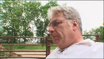 Absolute BDSM films - The original: Grote borsten meisje tieten knijpen kettingen in de boerderij