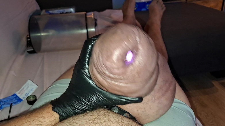 Monster_Meat_: バイブレーターでオナニー
