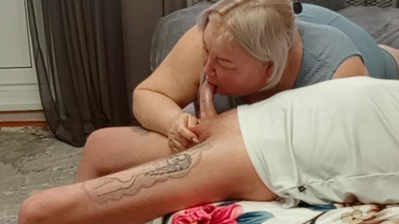 Zona901: 핫한 정액을 즐기기 위해 오럴을 해주는 새엄마