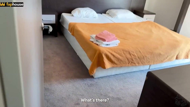 Alina Rai: Ongeplande seks in een hotelkamer tussen stiefzoon en zijn stiefmoeder