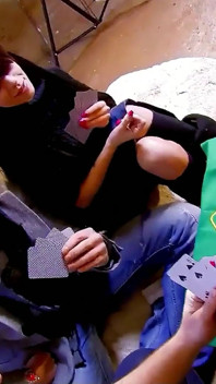 Poker oyuncusu turnuvayı kazandı ve azgın sıska genç Aris'i sikiyor