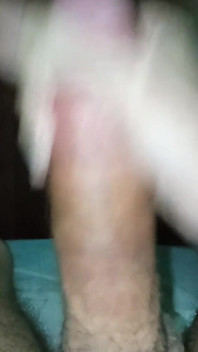 Bagunça no chão depois de acariciar meu pau grosso em primeiro plano