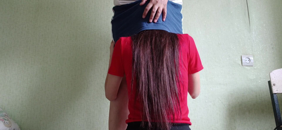 Lesbian-illusion: La mia timida vicina si è arrampicato sotto la mia gonna...