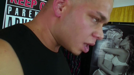 Lethal Teens: Kusząca laska na wysokich obcasach bawi się i zaora swoją...