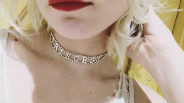 Taya Lite: Ragazzina bionda lo morde e lecca le sue dolci labbra