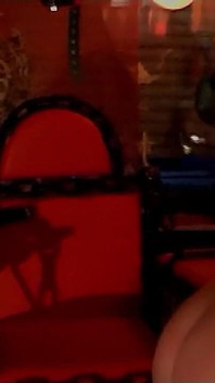 Cewek ini pertama kali ngentot pakai strap-on