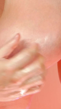 抚摸大量油腻的奶子