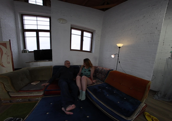 Vrx clouds: Młoda kobieta próbuje analu z dorosłym dziadkiem