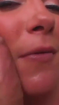 Brunetka Samantha Roxx ukazuje své dovednosti kouření a skončí s výstřikem na obličeji