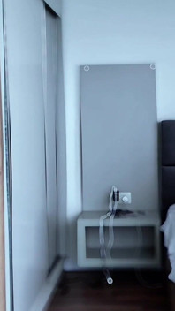 Fiquei excitado com o garoto na cama e fodi com ele