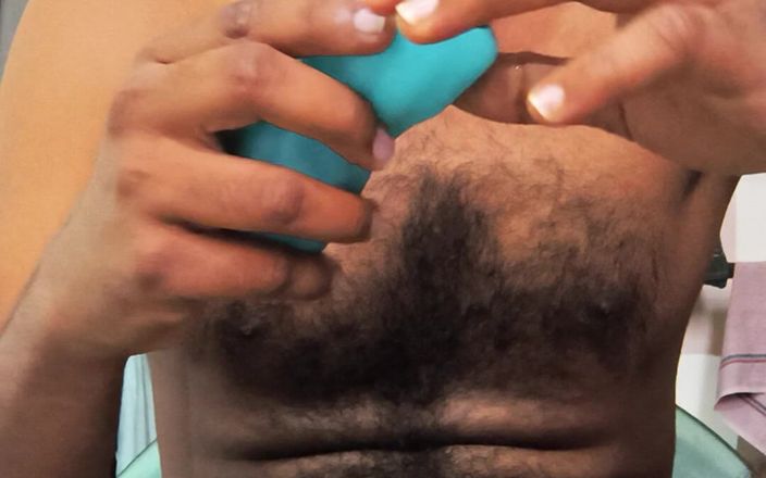 HornyHunk: Aku lagi asik masturbasi pakai mainan seks baruku